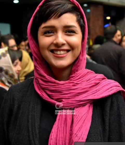 عکس ترانه علیدوستی با شال صورتی