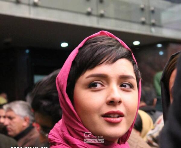 عکس ترانه علیدوستی با شال صورتی