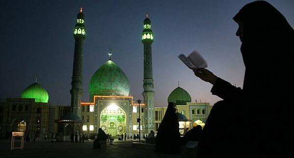 عکس دختر چادری کنار جمکران