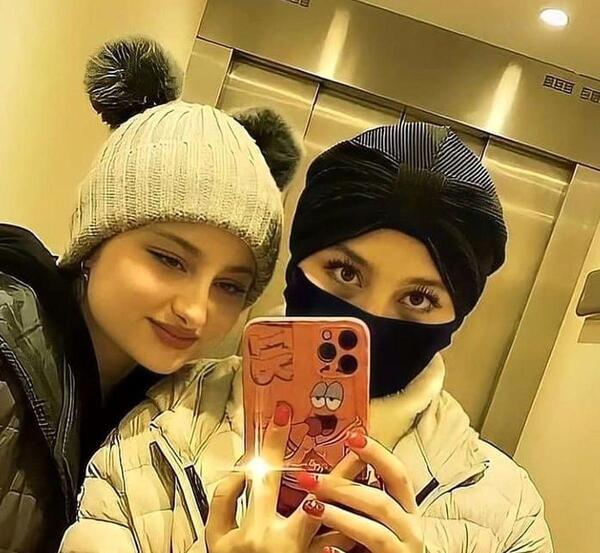 عکس سارا و نیکا خارج از کشور