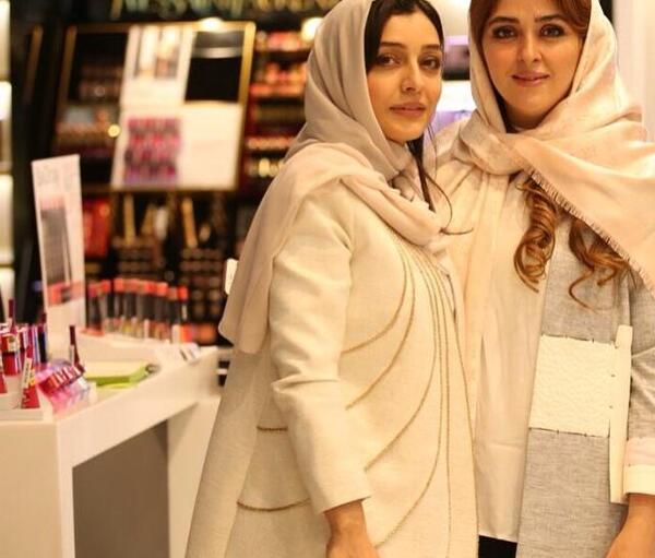 عکس ساره بیات با طرفدارانش