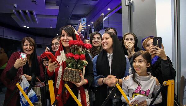 عکس ساره بیات با طرفدارانش