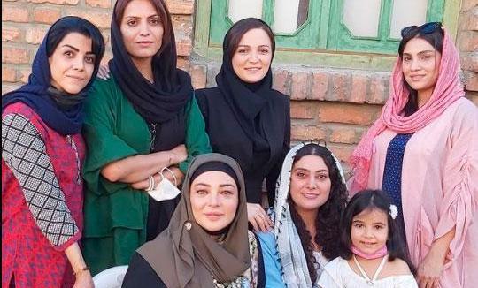 عکس رزیتا غفاری در کلبه ای در مه