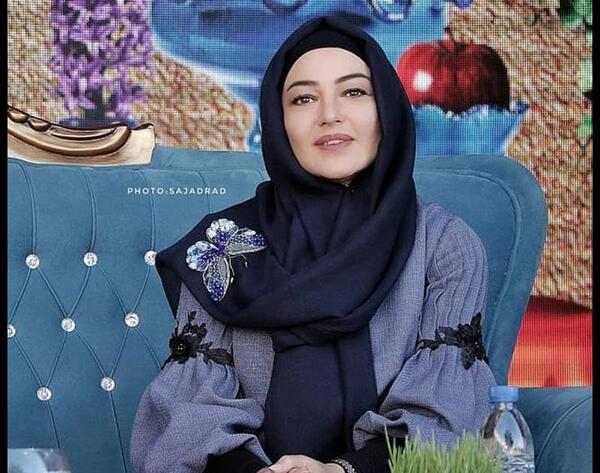 عکس رزیتا غفاری در کلبه ای در مه
