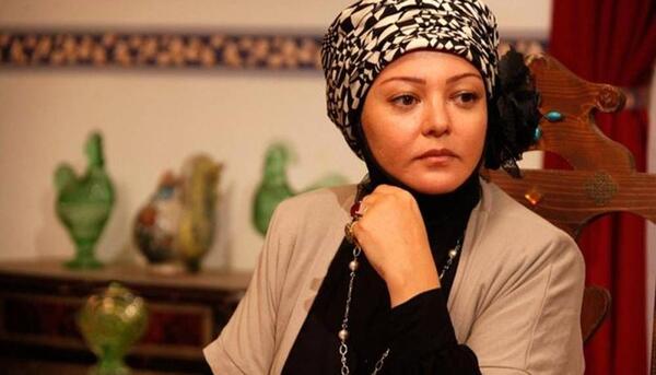 عکس رزیتا غفاری در کلبه ای در مه