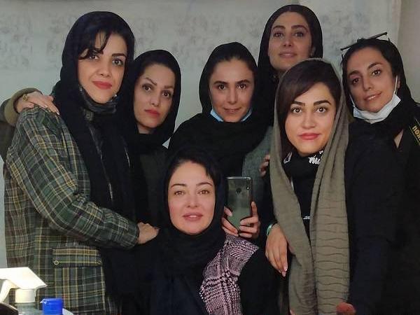 عکس رزیتا غفاری در کلبه ای در مه
