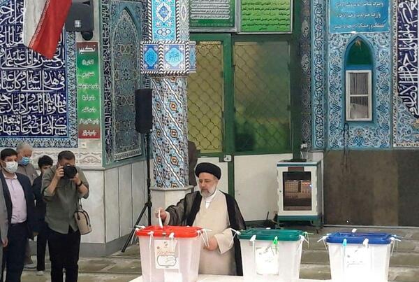 عکس رئیسی پای صندوق رای