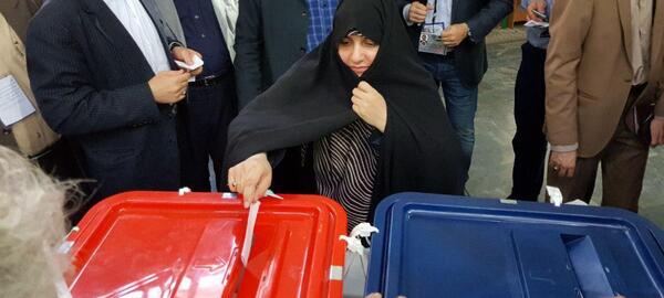 عکس رئیسی پای صندوق رای