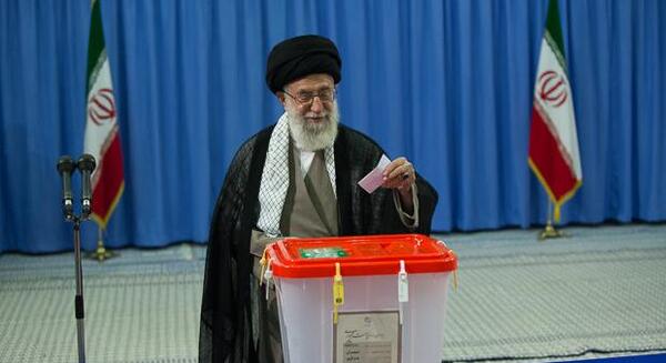 عکس رئیسی پای صندوق رای
