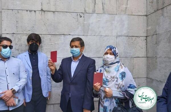 عکس رئیسی پای صندوق رای