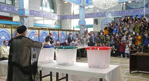 عکس رئیسی پای صندوق رای