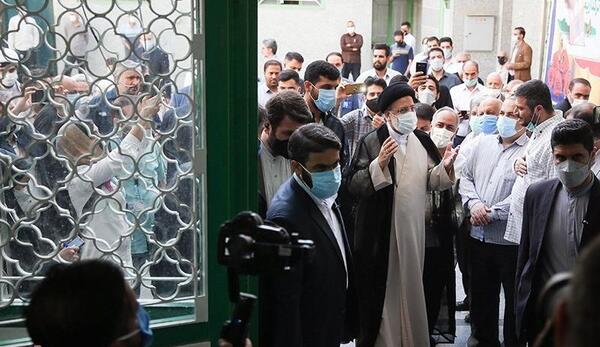عکس رئیسی پای صندوق رای