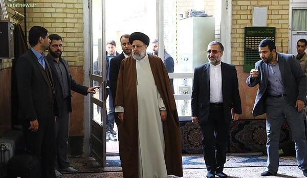 عکس رئیسی پای صندوق رای