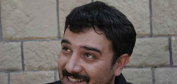 عکس برزو ارجمند در زیر آسمان شهر