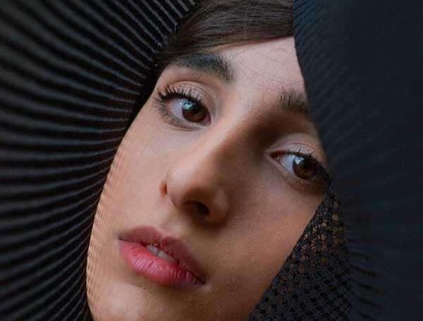 عکس مینا در فیلم زندگی زیباست