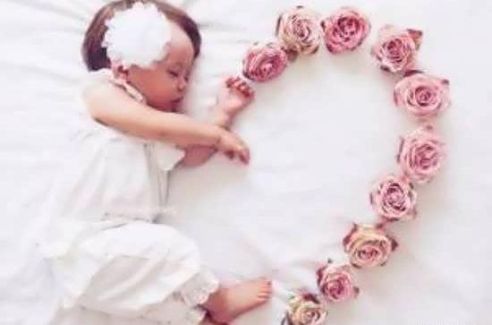 ماهگرد ژست عکس کودک در منزل
