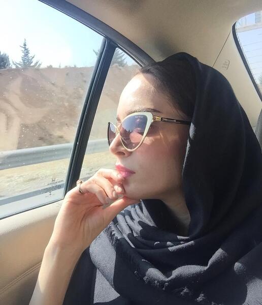 عکس بهنوش طباطبایی با عینک