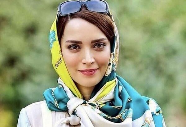 عکس بهنوش طباطبایی با عینک