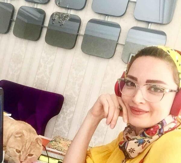 عکس بهنوش طباطبایی با عینک