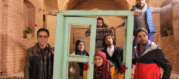 عکس پشت صحنه زندگی زیباست