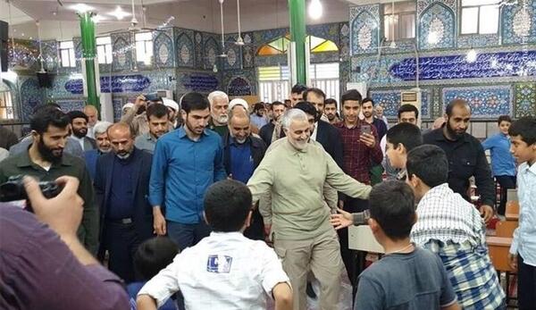 عکس سردار سلیمانی در سیل خوزستان