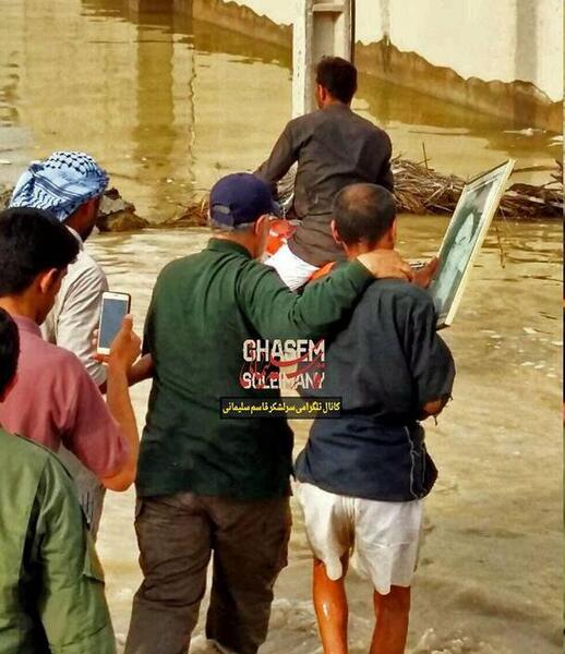 عکس سردار سلیمانی در سیل خوزستان
