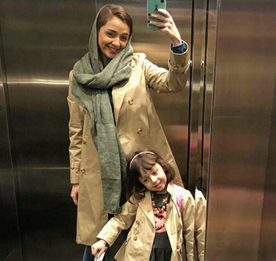 عکس ترانه علیدوستی با کلاه گیس