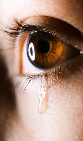 عکس گریه دختر چشم سبز
