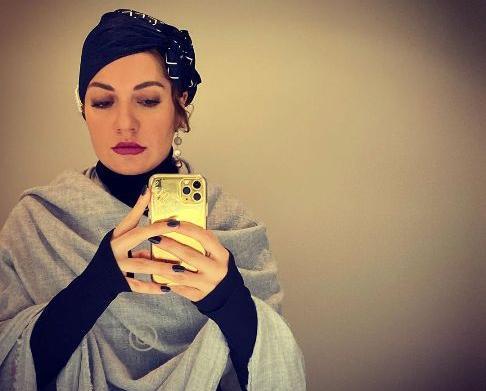 عکس دختر با گوشی ایفون ۱۲