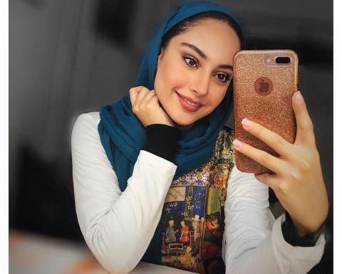عکس دختر با گوشی ایفون ۱۲
