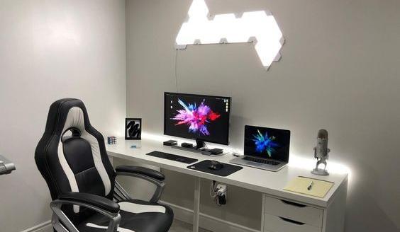 عکس لپ تاپ روی میز