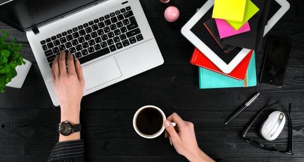 عکس لپ تاپ روی میز