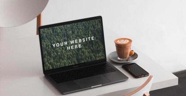 عکس لپ تاپ روی میز