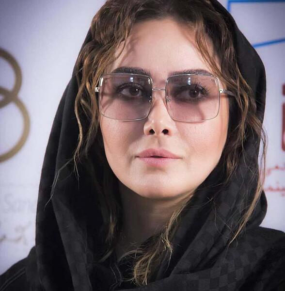 عکس آنا نعمتی با عینک آفتابی
