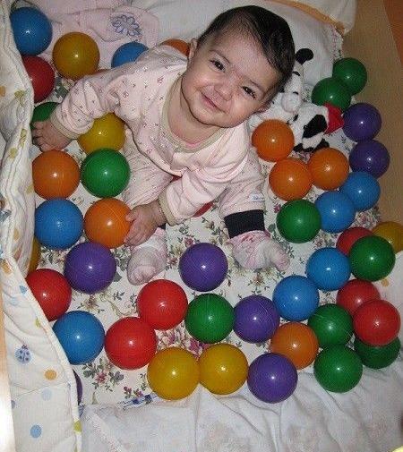 عکس ماهگرد نوزاد با توپ