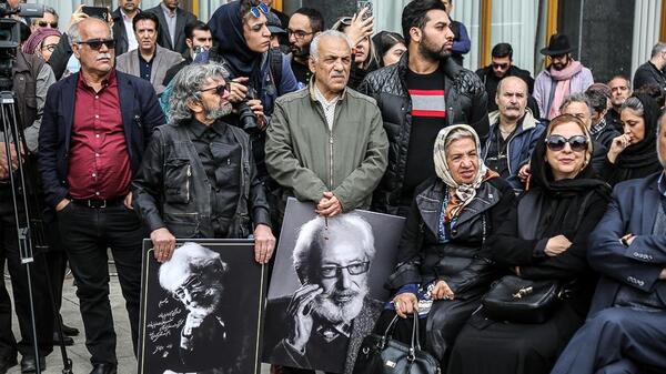 عکس همسر جمشید مشایخی در مراسم خاکسپاری