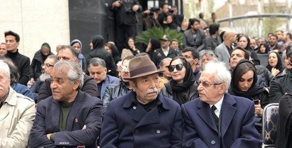 عکس همسر جمشید مشایخی در مراسم خاکسپاری