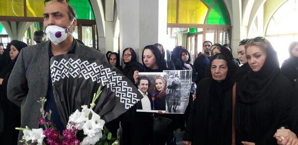 عکس همسر جمشید مشایخی در مراسم خاکسپاری
