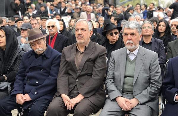 عکس همسر جمشید مشایخی در مراسم خاکسپاری