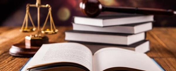 عکس کتاب حقوقی برای پروفایل