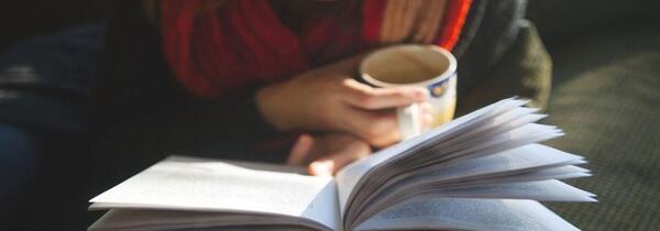 عکس کتاب حقوقی برای پروفایل