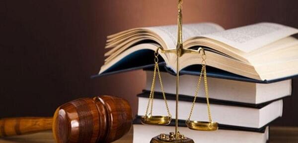 عکس کتاب حقوقی برای پروفایل