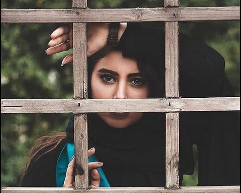 عکس دختر تنها جلو پنجره