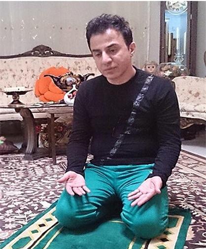 عکس پوریا پورسرخ در حال نماز خواندن