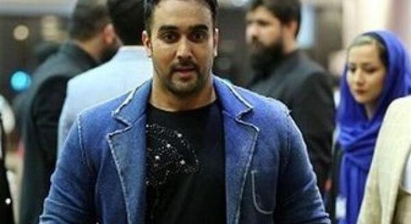 عکس پوریا پورسرخ در حال نماز خواندن