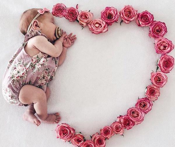 عکس ماهگرد نوزاد با گل