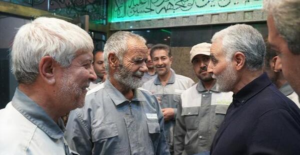 عکس سلیمانی در حرم امام حسین
