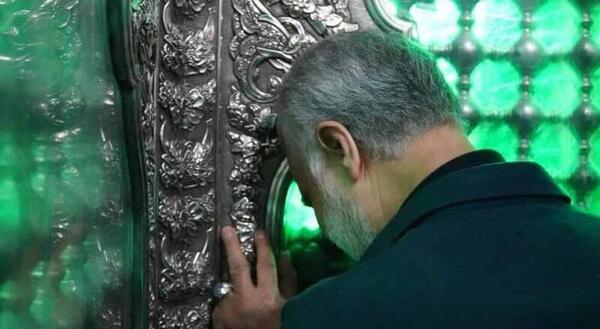عکس سلیمانی در حرم امام حسین