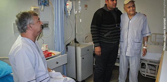 عکس اکبر عبدی در بیمارستان