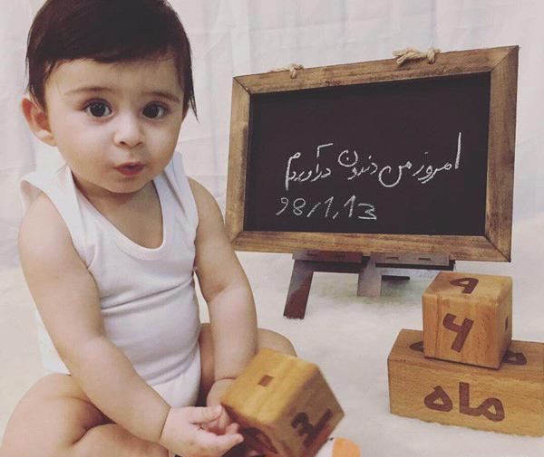 عکس ماهگرد نوزاد با تخته سیاه